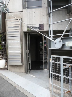 Wotas han ubicado el bar donde ocurrió la cita a ciegas, se localiza en Shinjuku y se llama "SIN&BEE", un lugar que dispone de salas privadas