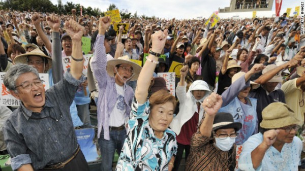 Japoneses protestan contra la milicia americana y los acuerdos con el actual gobierno japonés.