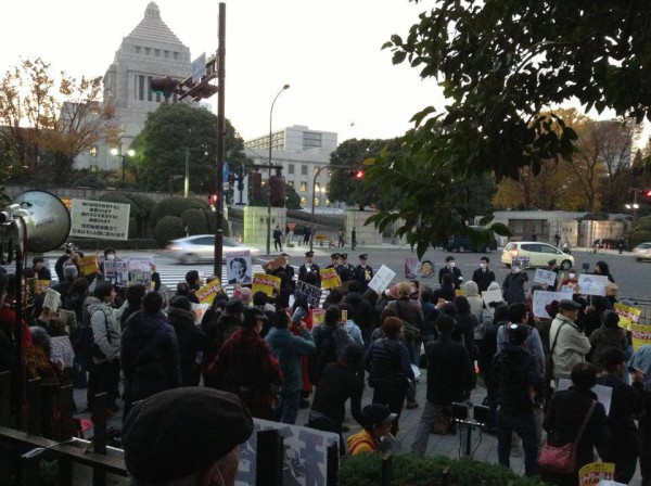 Ciudadanos protestan frente al parlamento japonés este viernes.