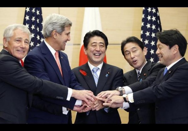 Shinzo Abe jugando a la guerra con militares americanos.