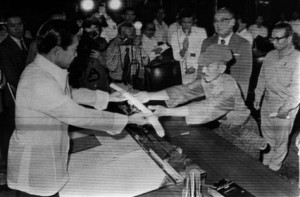 Ceremonia de rendición donde Onoda entrega su espada al presidente filipino