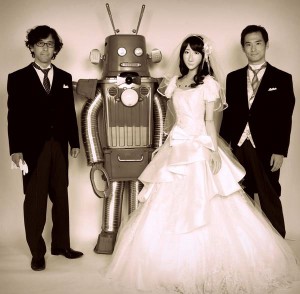 A principios del mes de julio se realizó la primera "boda" entre robots, donde la pareja formada por el robot "Frois" y "Yukirin" contrajeron nupcias.